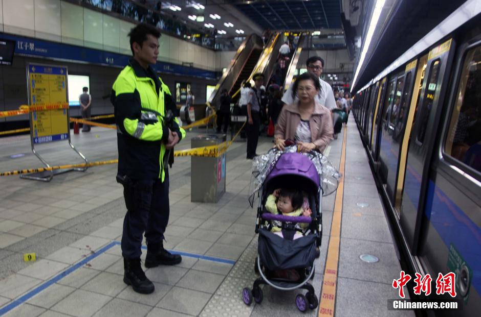 圖為新北市警察在現(xiàn)場勘查。中新社發(fā) 劉舒凌 攝