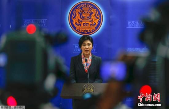 英拉向泰國(guó)軍方報(bào)到 乘私人防彈車(chē)抵達(dá) 英拉向泰國(guó)軍方報(bào)到 乘私人防彈車(chē)抵達(dá)