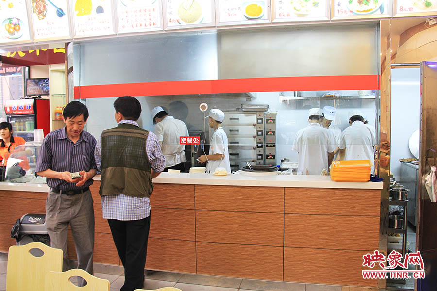 店面仍處于“試營(yíng)業(yè)”狀態(tài),后廚的設(shè)備嶄新,看起來(lái)還算整潔。