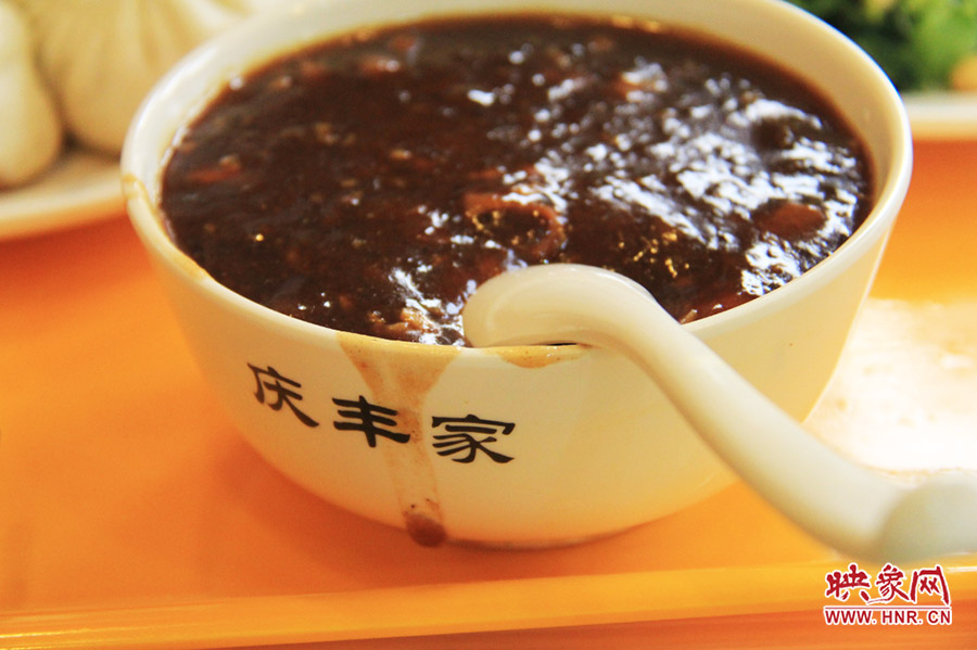 一碗炒肝,看上去也有滋有味。