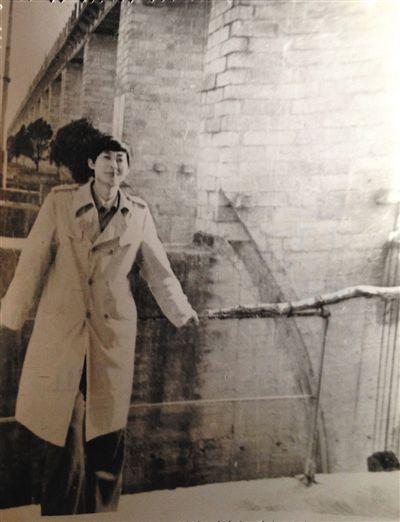1995年，于英生在蚌埠淮河閘上留影。