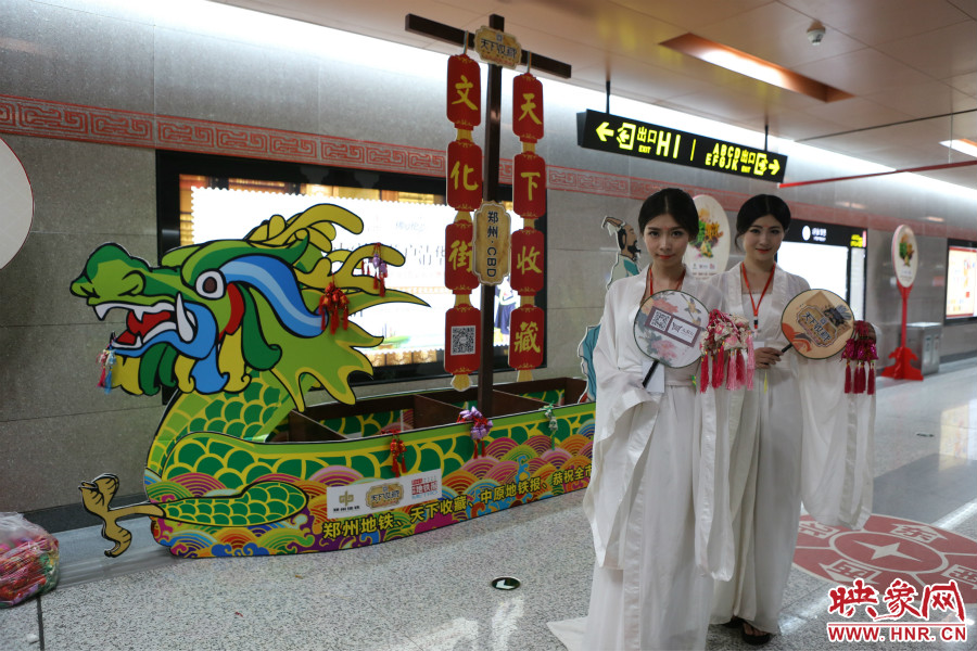 乘著龍舟“穿越”到鄭州的兩位古裝美女。