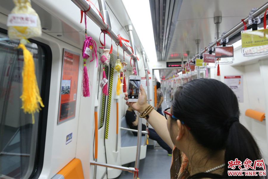 濃濃端午節(jié)氛圍的龍舟模型。