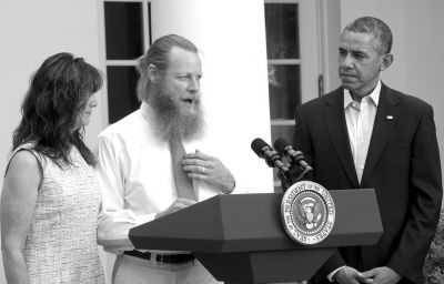 美國總統(tǒng)奧巴馬和伯格達(dá)爾的父母共同出席新聞發(fā)布會。圖/CFP