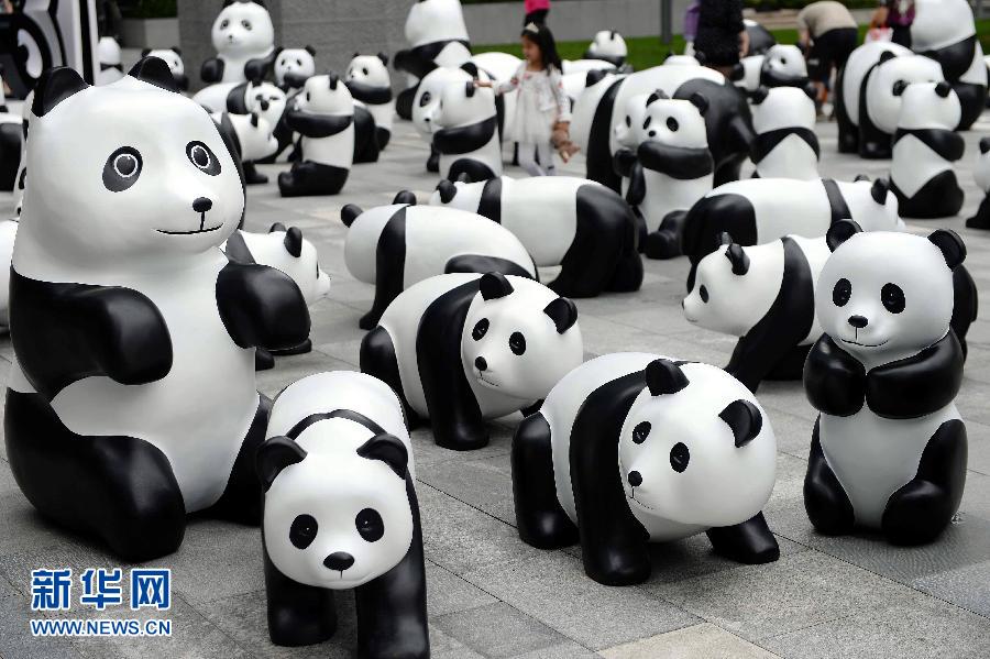 這是6月2日在上海靜安嘉里中心廣場拍攝的萌態(tài)百出的“熊貓”大軍。