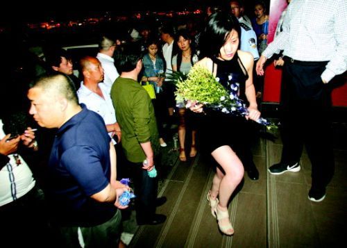 血案發(fā)生幾天來，很多招遠(yuǎn)市民自發(fā)送來鮮花，悼念逝者。本報(bào)記者趙金陽見習(xí)記者呂奇攝