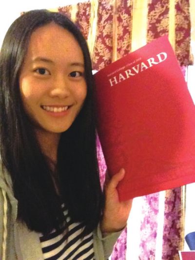 一米七二的身高，小麥色的皮膚，長發(fā)近乎及腰，灰色的連衣裙，當“美范兒”十足的張媛琦出現(xiàn)在記者面前時，記者很難想象如此成熟的她才只有19歲。