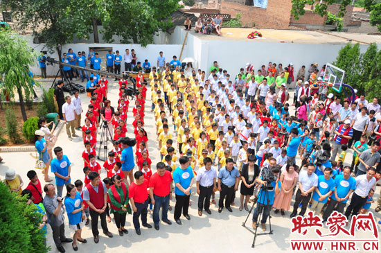 新農(nóng)村頻道為代窯小學(xué)發(fā)起的“讓愛(ài)綻放”公益援建活動(dòng)現(xiàn)場(chǎng) 新農(nóng)村頻道為代窯小學(xué)發(fā)起的“讓愛(ài)綻放”公益援建活動(dòng)現(xiàn)場(chǎng)