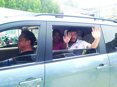 孫正龍和妻子、家人，揮手和醫(yī)護(hù)人員告別。張凌飛