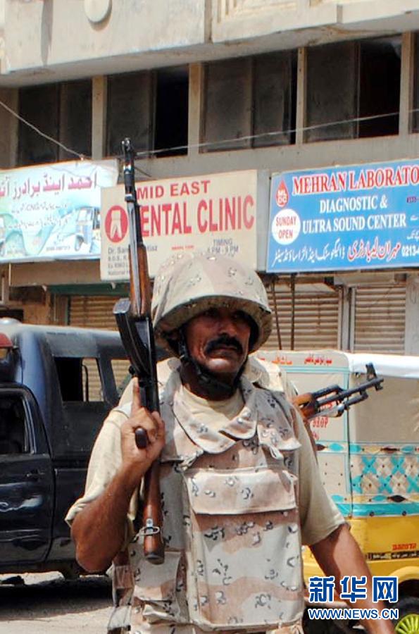 6月10日，在巴基斯坦南部城市卡拉奇真納國際機(jī)場附近，安全人員在街頭警戒。