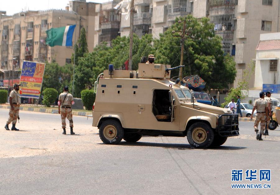 6月10日，在巴基斯坦南部城市卡拉奇真納國際機(jī)場附近，安全人員在街頭警戒。