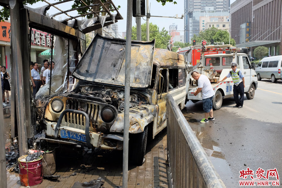 吉普車燒毀嚴(yán)重，基本報(bào)廢。