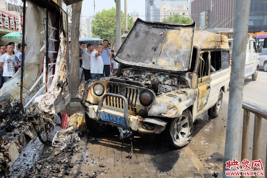 火災(zāi)撲滅后，交警部門將車進(jìn)行拖離。