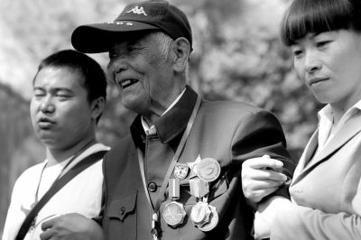 中國遠(yuǎn)征軍老兵來參加活動(dòng)。