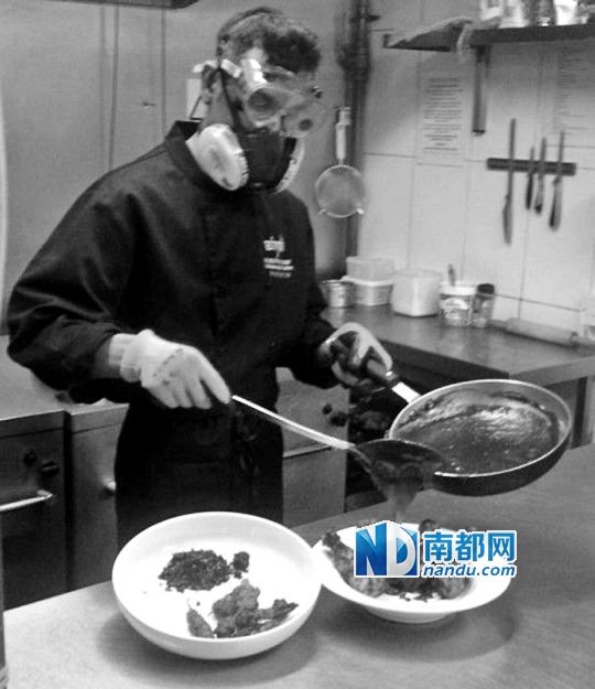 廚師在烹制最辣雞腿醬時(shí)要戴“防辣”面罩。