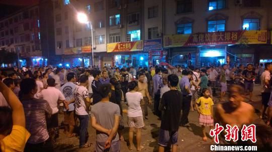 事發(fā)后民眾仍未離去。 王剛 攝