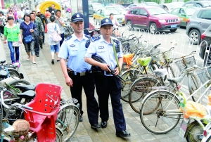 人流密集的街頭,持槍巡邏。