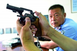 出發(fā)前,認(rèn)真檢查槍械。