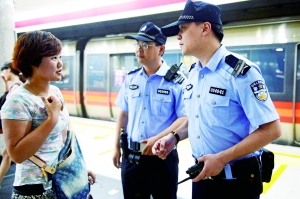 地鐵內(nèi),遇到群眾求助。