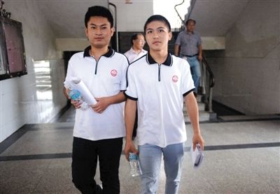 昨日下午5時(shí),江西宜春“奪刀少年”柳艷兵和易政勇順利完成單獨(dú)高考,走出考場。