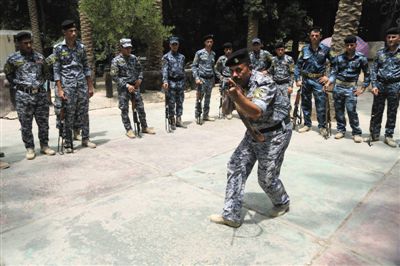 　5日，伊拉克巴格達，新招募的安全部隊成員進行訓練。