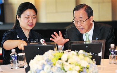 2008年7月，聯(lián)合國秘書長回到韓國時，特意會見李炤燕。