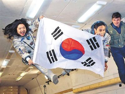 　2007年9月10日，李炤燕（左）在俄羅斯首都莫斯科接受零重力飛行訓(xùn)練。