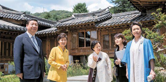 照片中左起分別是習(xí)近平、樸槿惠、家具博物館館長鄭美淑(音)、隨同翻譯、彭麗媛。