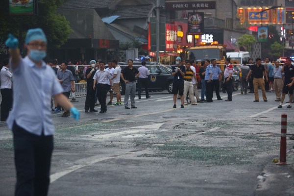 　圖為醫(yī)護(hù)人員到現(xiàn)場(chǎng)救援。