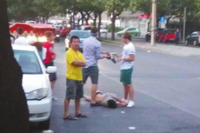 拍照結(jié)束后將醉漢放在馬路上。