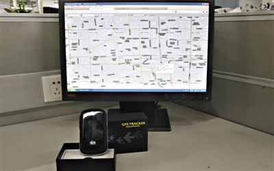 記者花近400元網(wǎng)購的定位監(jiān)聽器，能通過短信激活，進(jìn)行實(shí)時(shí)監(jiān)聽。