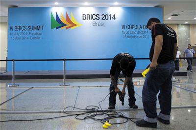 　13日，福塔萊薩的塞阿拉州會展中心，工作人員布置會場新聞發(fā)布廳。