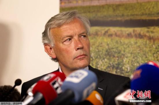 7月17日，在荷蘭阿姆斯特丹斯希普霍爾機(jī)場舉行的的新聞發(fā)布會上，馬航歐洲區(qū)負(fù)責(zé)人介紹情況。