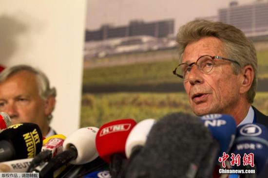 7月17日，在荷蘭阿姆斯特丹斯希普霍爾機(jī)場舉行的的新聞發(fā)布會上，馬航歐洲區(qū)負(fù)責(zé)人介紹情況。