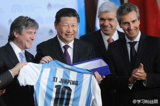習(xí)近平獲贈(zèng)阿根廷國(guó)家足球隊(duì)10號(hào)球衣 習(xí)近平獲贈(zèng)阿根廷國(guó)家足球隊(duì)10號(hào)球衣