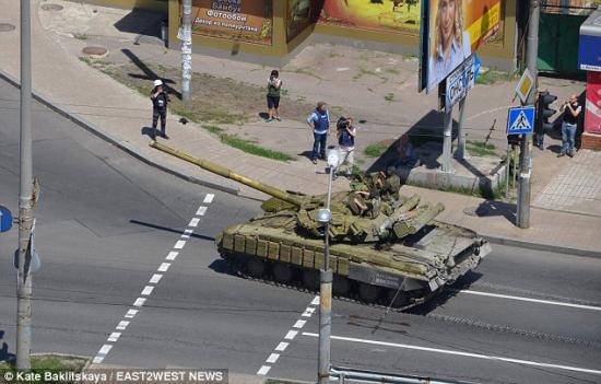 當(dāng)?shù)貢r間7月21日,烏克蘭政府軍和民間武裝在頓涅茨克機場火車站附近發(fā)生激烈交火,火車站附近街道受到炮 當(dāng)?shù)貢r間7月21日,烏克蘭政府軍和民間武裝在頓涅茨克機場火車站附近發(fā)生激烈交火,火車站附近街道受到炮