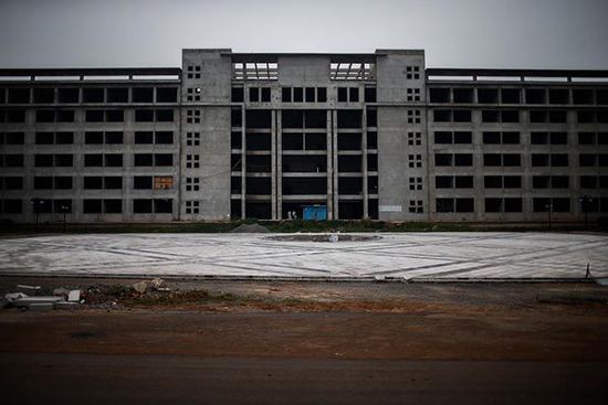 2014年7月11日，安徽省宿州市蕭縣，空置廢棄的縣政府新大樓。 澎湃新聞 楊一 圖