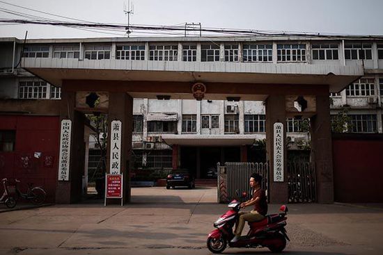 這是一座老城區(qū)的四層老式辦公樓。