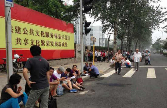 近百人聚集國家體育總局門口求見中央巡視組 近百人聚集國家體育總局門口求見中央巡視組