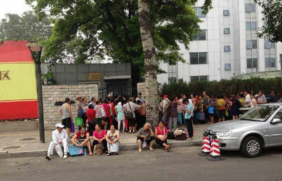 近百人聚集國家體育總局門口求見中央巡視組 近百人聚集國家體育總局門口求見中央巡視組