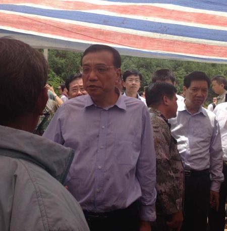 走進(jìn)帳篷，總理就握住蔡官耀的雙手說：“不行，這個(gè)帳篷太簡易了”。說完這句，叮囑蔡官耀，“不能回家住”