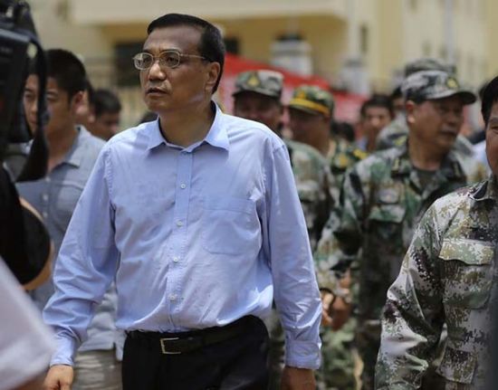 　8月4日，中共中央政治局常委，國務(wù)院總理李克強(qiáng)在云南魯?shù)榈卣馂?zāi)區(qū)察看災(zāi)情。