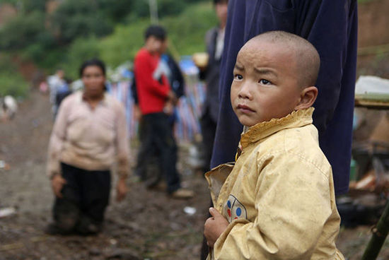 帳篷有限，尚有不少村民沒有地方躲雨。澎湃新聞 程藝輝 圖