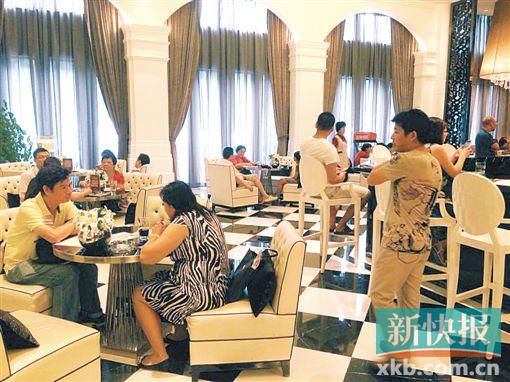 昨天雖是工作日,但南海區(qū)某樓盤客流不少。 昨天雖是工作日,但南海區(qū)某樓盤客流不少。