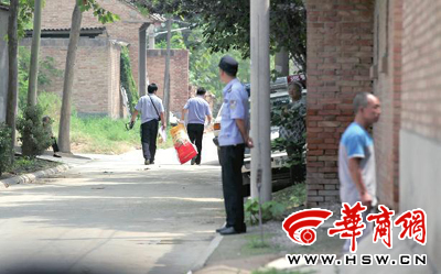 昨日,西安市閻良區(qū)譚家村,警方在事發(fā)的孫某家里勘查現(xiàn)場后,將提取的物證帶走 華商報記者 黃利健 攝 昨日,西安市閻良區(qū)譚家村,警方在事發(fā)的孫某家里勘查現(xiàn)場后,將提取的物證帶走 華商報記者 黃利健 攝
