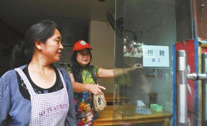 8月14日，市民志愿者體驗(yàn)城管執(zhí)法招呼商家不要亂張貼。