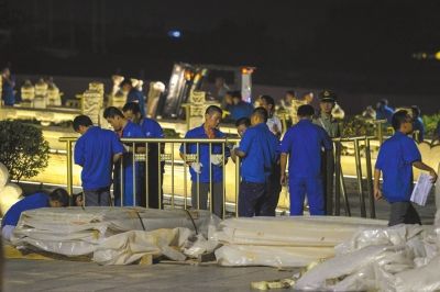 昨晚，工作人員正在為金水橋安裝金色護(hù)欄。京華時(shí)報(bào)記者潘之望攝