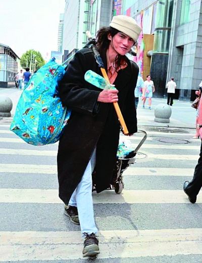 在武廣附近拍攝到的拾荒男。