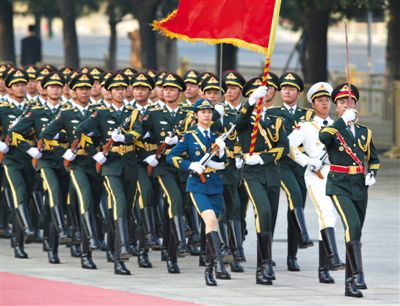 昨日，151人最大陣容的三軍儀仗隊(duì)，著新式禮賓服接受檢閱。這也是解放軍儀仗隊(duì)、軍樂(lè)團(tuán)新式禮賓服首次亮