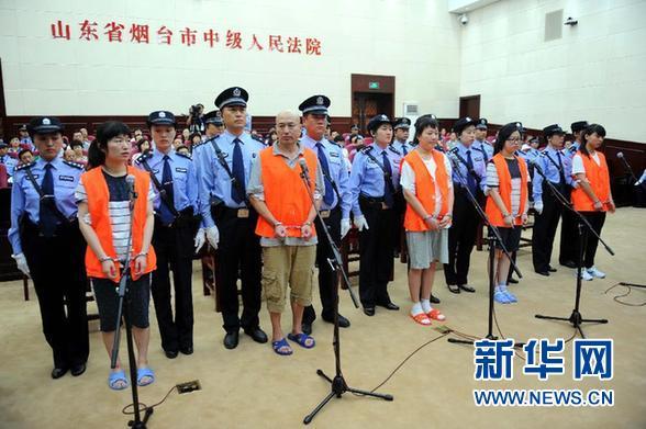 8月21日，被告人張帆、張立冬、呂迎春、張航、張巧聯(lián)到庭。法庭逐一核對被告人身份。